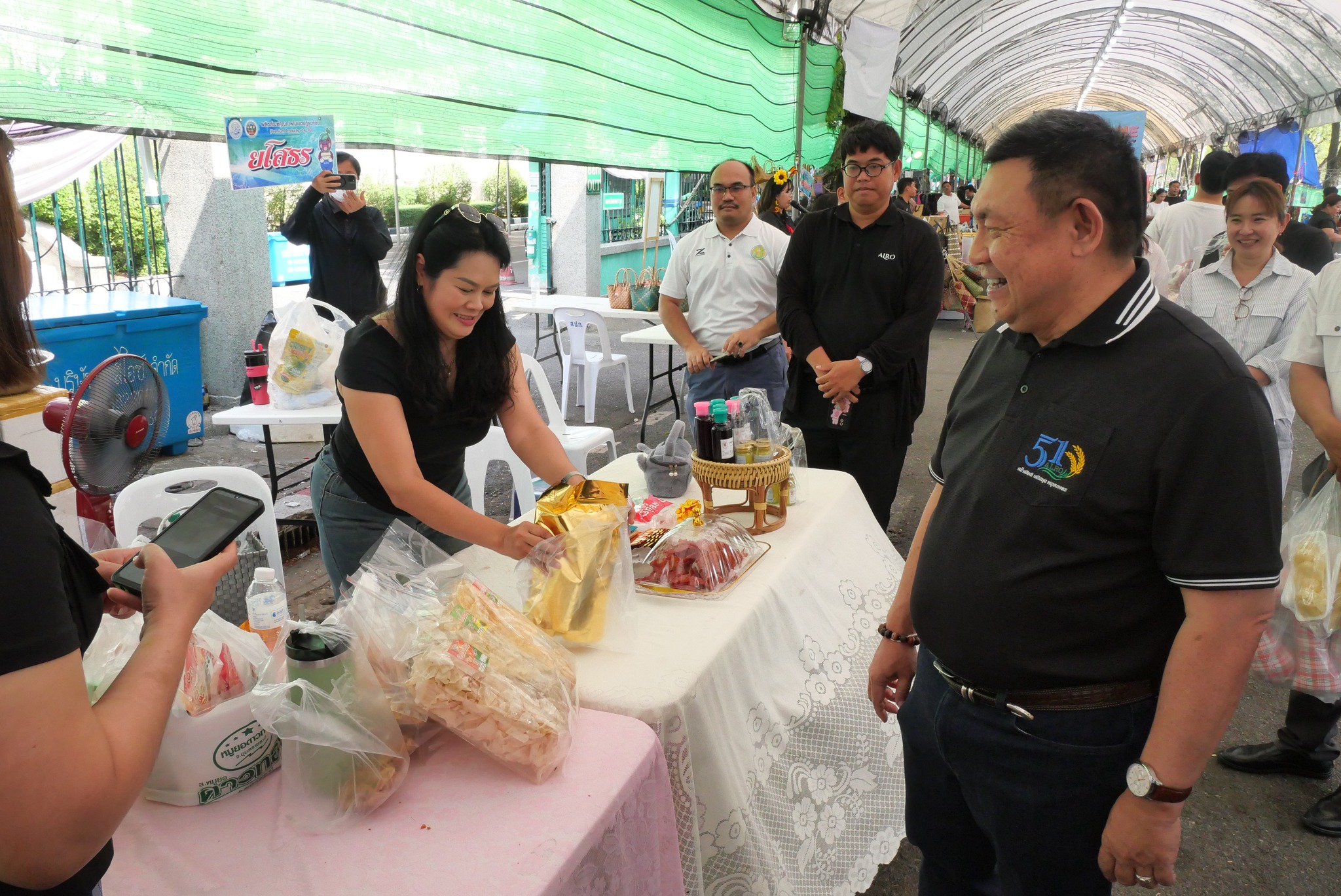 title - เลขาธิการ ส.ป.ก. เยี่ยมทักทายเกษตรกรและซื้อสินค้าในบรรยากาศวันสุดท้ายของการออกร้านขายสินค้า จากเขตปฏิรูปที่ดิน ส่งท้ายงานครบรอบ 51 ปี ส.ป.ก.